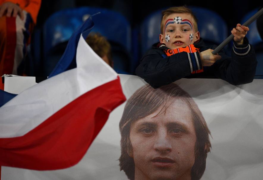 Sugli spalti bandiere e striscioni dedicati a Cruyff. Afp
